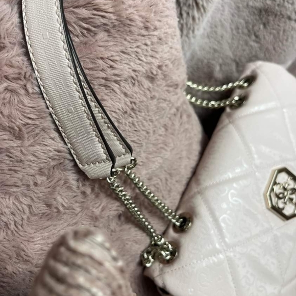 GUESS Dilla Quilted Logo - Picture 7 of 16